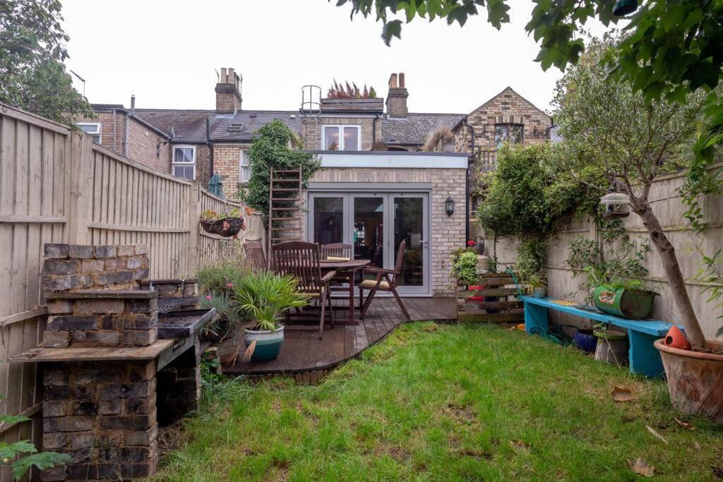 Lovely Central Cambridge Home Exterior photo